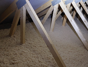 Zateplení stropu dřevostavby pomocí foukané izolace